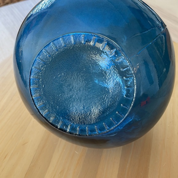 Beautiful blue glass vase for flowers or just on it’s own. - Picture 4 of 6